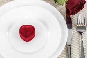 tależ z pudełkiem na pierścionek w kształcie serca