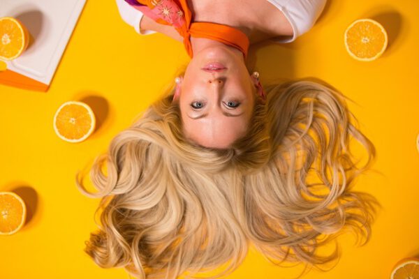 Kobieta o blond włosach