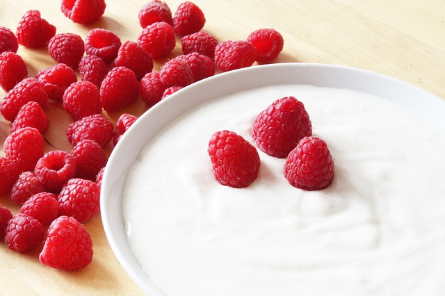 Jogurt naturalny z owocami