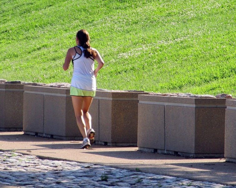kobieta na porannym joggingu