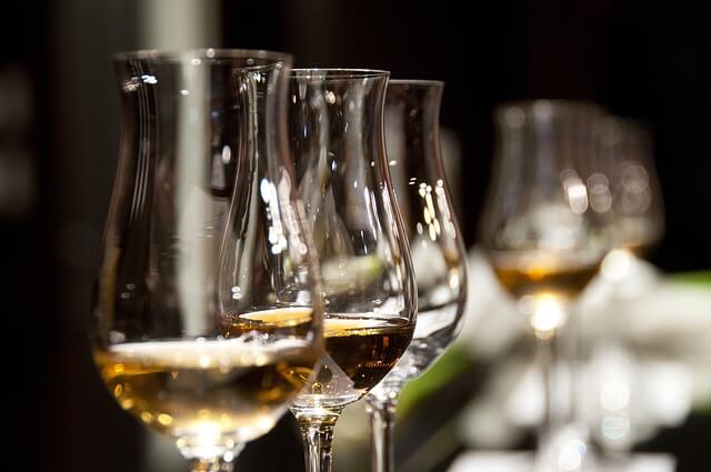 Eleganckie lampki z alkoholem ustawione w rzędzie